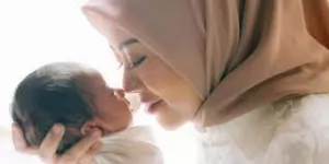Gendong Bayi dengan Cinta dan Perhatian